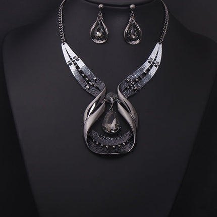 Crystal Gemstone Short Clavicle Necklace