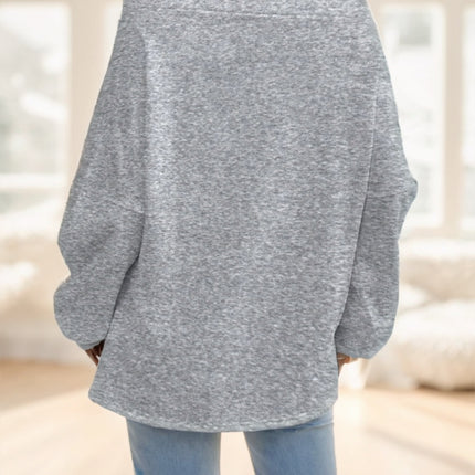 A Solid-color Long-sleeved Top With A Large Collar For Ladies